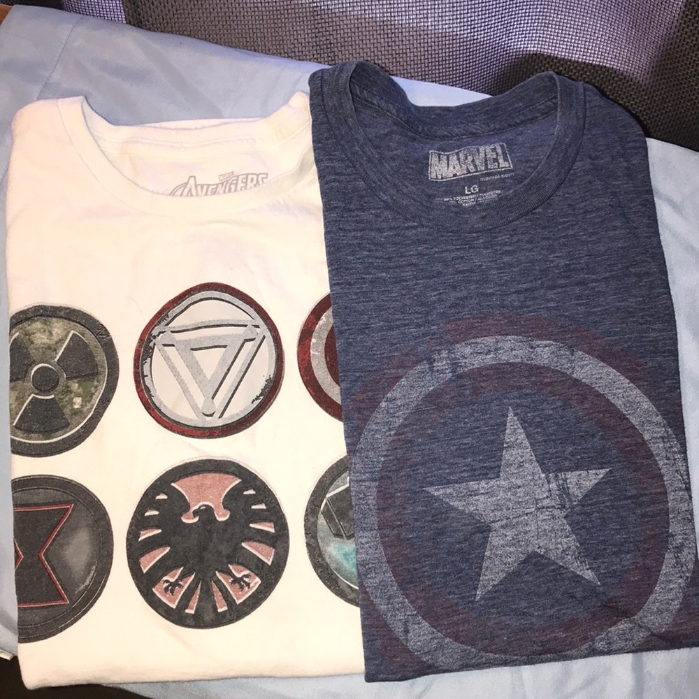 2 men’s Avengers T-shirts (large)